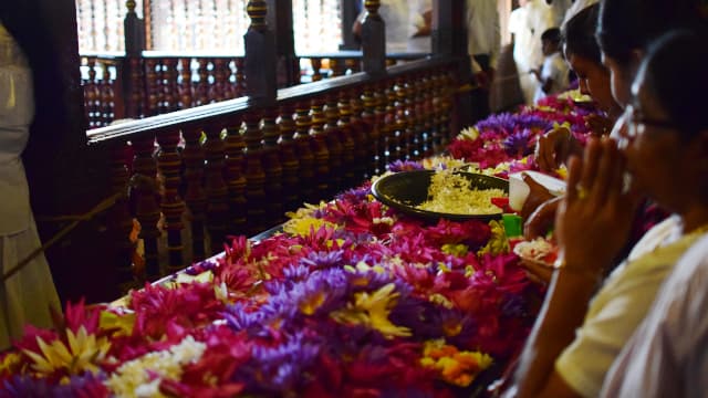 スリランカ・キャンディの旅行や観光地、ダラダー・マーリガーワ寺院（仏歯寺）