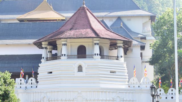 スリランカ・キャンディの旅行や観光地、ダラダー・マーリガーワ寺院（仏歯寺）