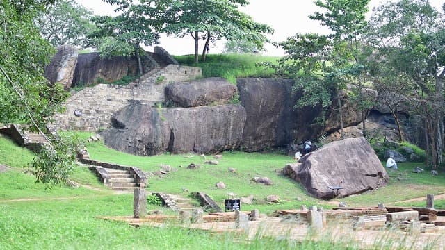 スリランカ・アヌラーダプラの旅行や観光地、ヴェッサギリヤ遺跡