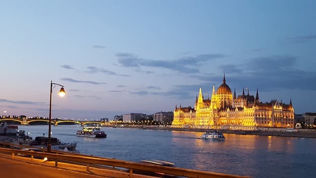 ハンガリー・ブダペストの旅行や観光地、国会議事堂