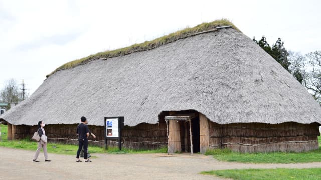 青森県青森市の旅行で訪れた観光名所、三内丸山遺跡の大型掘立柱建物