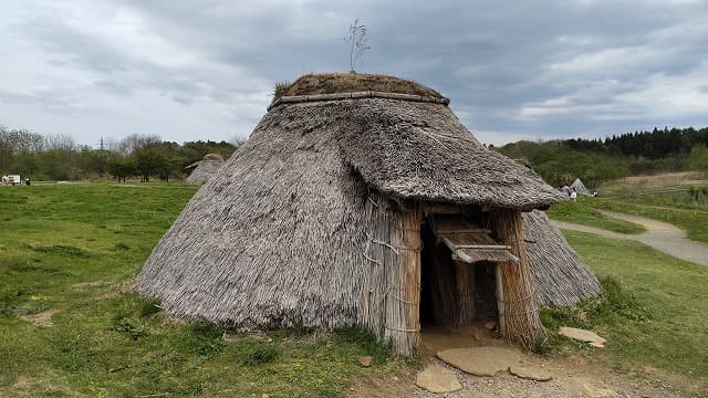 青森県青森市の旅行で訪れた観光名所、三内丸山遺跡の竪穴建物