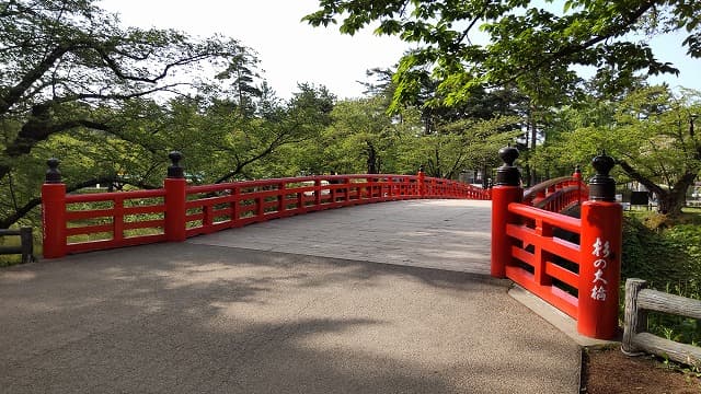 青森県弘前市の旅行で訪れた観光名所、弘前城の杉の大橋