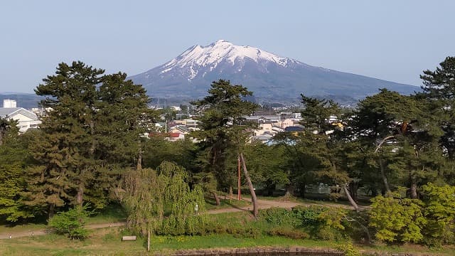 青森県弘前市の旅行で訪れた観光名所、弘前城からの本丸の眺め