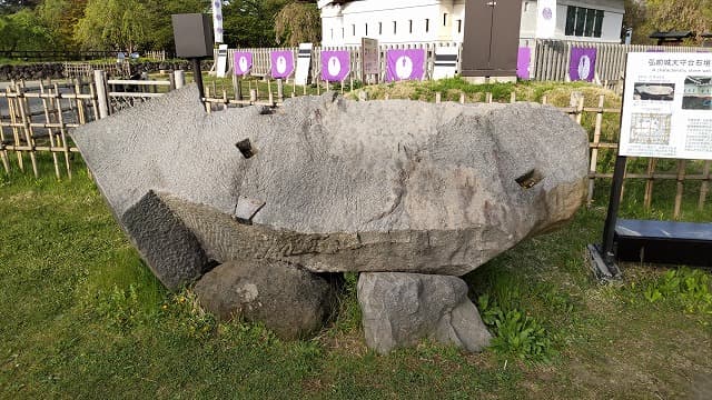 青森県弘前市の旅行で訪れた観光名所、弘前城のいかすみ石