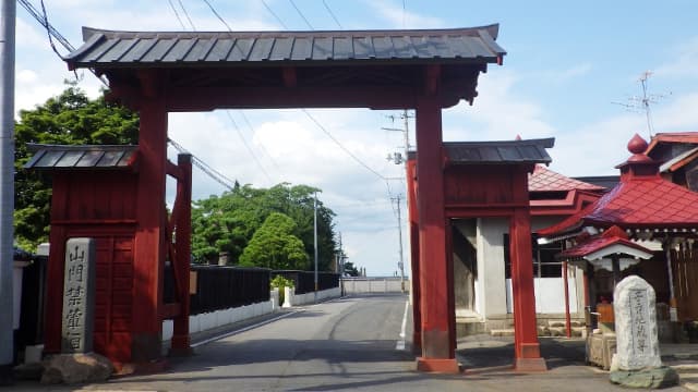 青森県弘前市の旅行で訪れた観光名所、禅林街の赤門