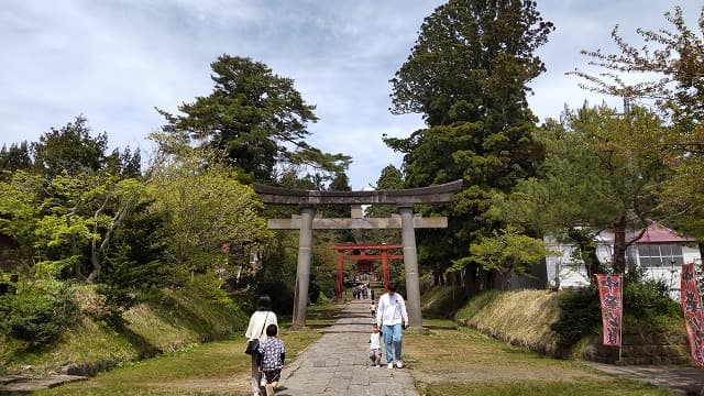 青森県弘前市の旅行で訪れた観光名所、岩木山神社の参道