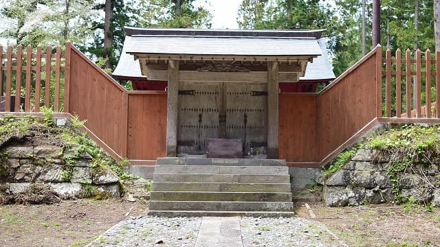 青森県弘前市の旅行で訪れた観光名所、高照神社廟所