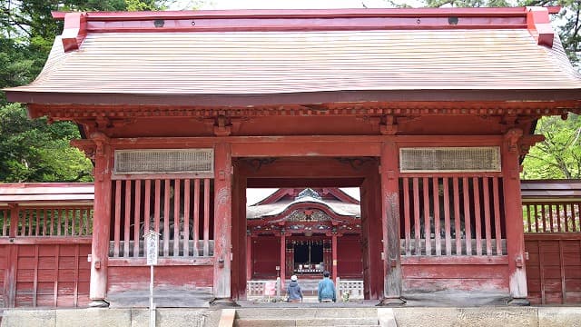 青森県弘前市の旅行で訪れた観光名所、高照神社の随神門