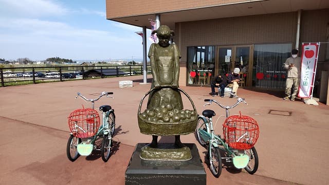 青森県弘前市の旅行で訪れた観光名所、弘前市りんご公園のりんごの乙女像