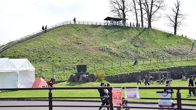 青森県弘前市の旅行で訪れた観光名所、弘前市りんご公園の摺鉢山