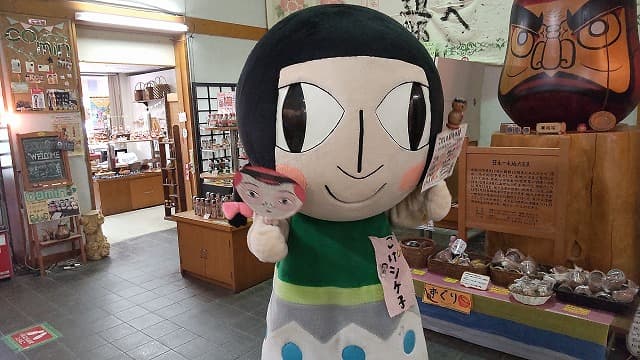 青森県黒石市の旅行で訪れた観光名所、津軽こけし館のこけシケ子