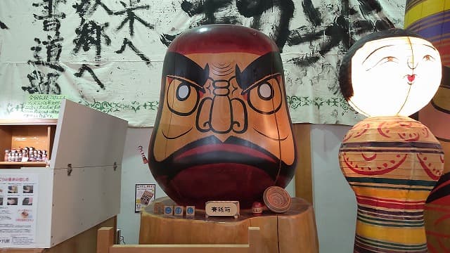 青森県黒石市の旅行で訪れた観光名所、津軽こけし館の日本一木地ダルマ