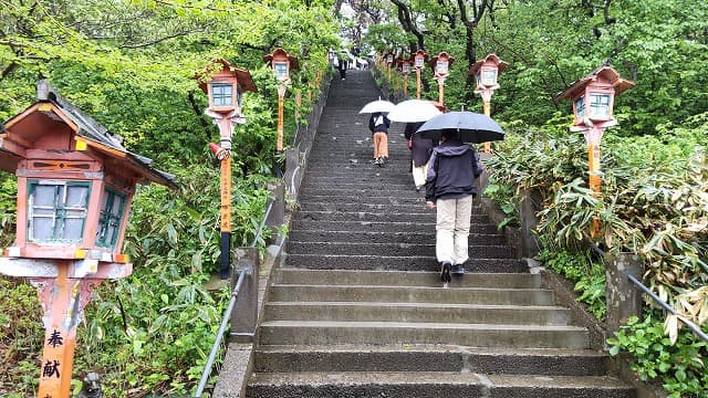 青森県つがる市の旅行で訪れた観光名所、高山稲荷神社参道