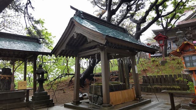 青森県つがる市の旅行で訪れた観光名所、高山稲荷神社手水舎