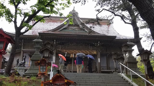 青森県つがる市の旅行で訪れた観光名所、高山稲荷神社拝殿