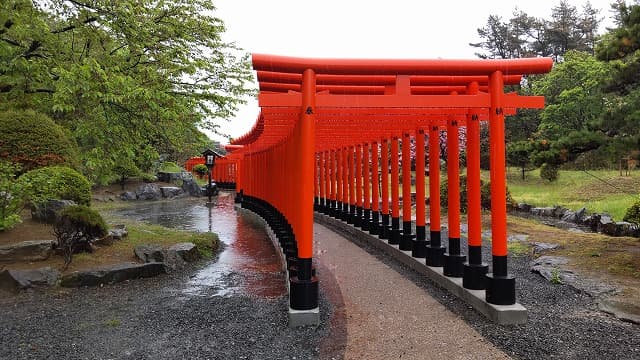 青森県つがる市の旅行で訪れた観光名所、高山稲荷神社の千本鳥居