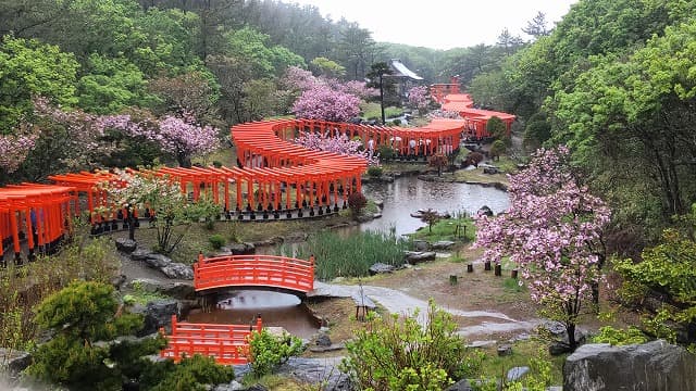 青森県つがる市の旅行で訪れた観光名所、高山稲荷神社の千本鳥居