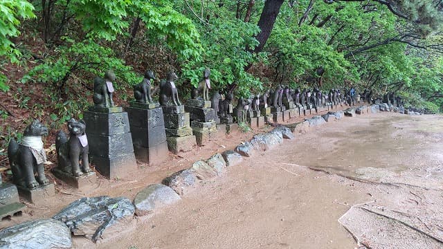 青森県つがる市の旅行で訪れた観光名所、高山稲荷神社の狐の墓場