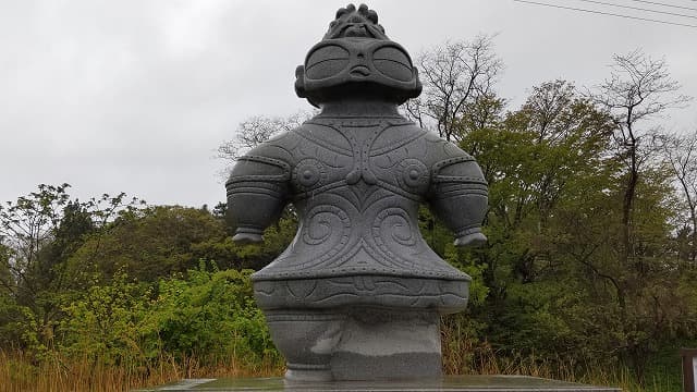 青森県つがる市の旅行で訪れた観光名所、亀ヶ岡石器時代遺跡のしゃこちゃん像