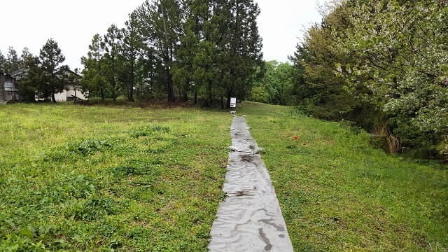 青森県つがる市の旅行で訪れた観光名所、亀ヶ岡石器時代遺跡の竪穴建物跡と貯蔵施設