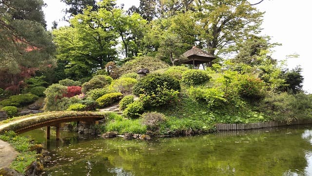 青森県平川市の旅行で訪れた観光名所、盛美園の真の築山