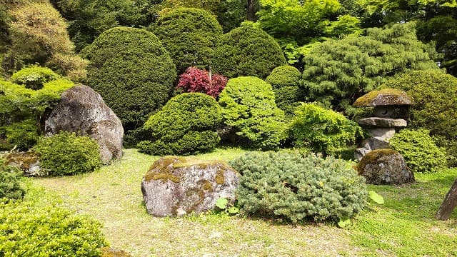 青森県平川市の旅行で訪れた観光名所、盛美園の草の平庭