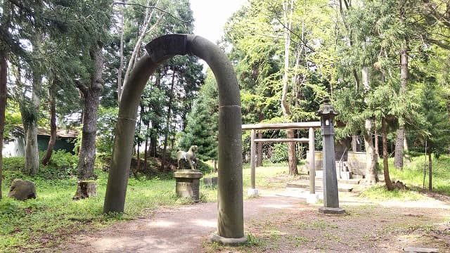 青森県平川市の旅行で訪れた観光名所、猿賀神社の御霊碑