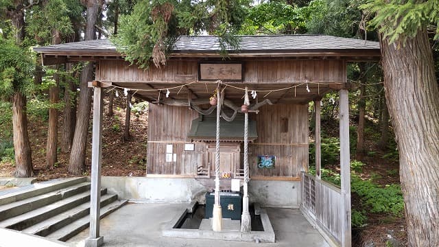 青森県平川市の旅行で訪れた観光名所、猿賀神社の御霊碑