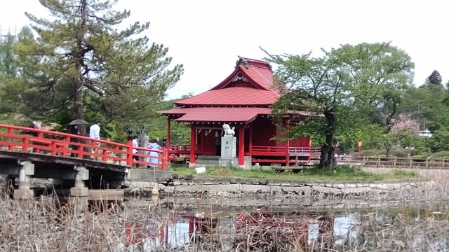 青森県平川市の旅行で訪れた観光名所、猿賀神社にある胸肩神社と神橋