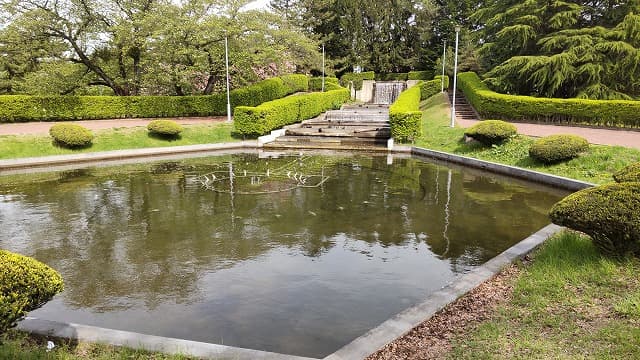 青森県平川市の旅行で訪れた観光名所、猿賀公園の噴水広場