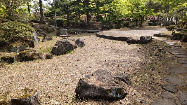 青森県平川市の旅行で訪れた観光名所、猿賀公園の枯山水庭園