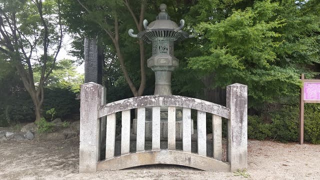 岩手県盛岡市の旅行で訪れた観光名所、盛岡八幡宮青銅燈籠