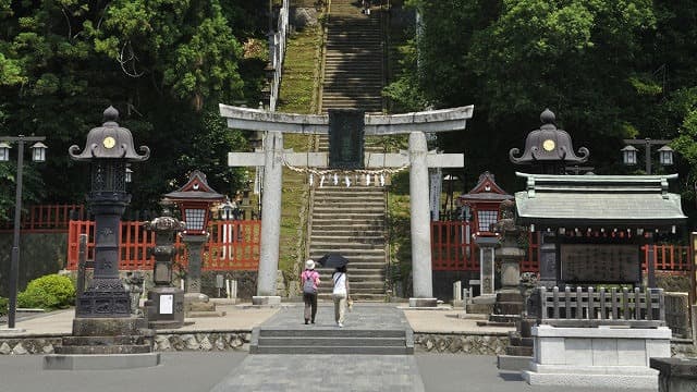 宮城県塩竃市の旅行で訪れた観光名所、鹽竈神社の石鳥居と表参道