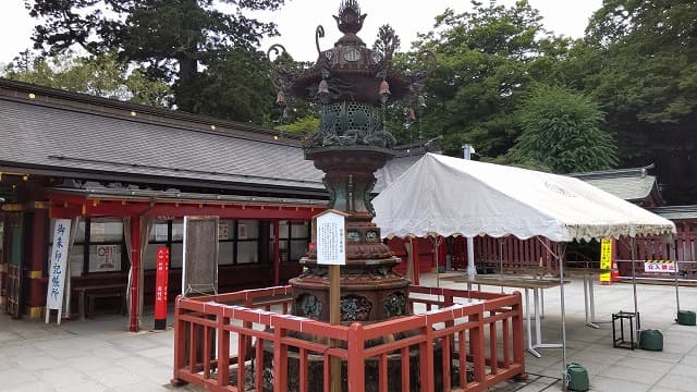 宮城県塩竃市の旅行で訪れた観光名所、鹽竈神社の銅鉄合製燈籠