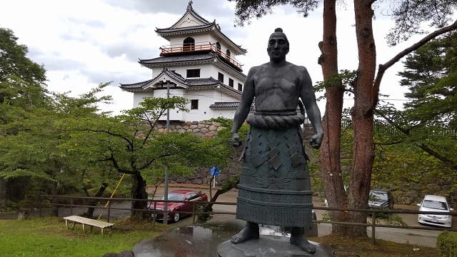 宮城県白石市の旅行で訪れた観光名所、白石城二の丸跡の大砲萬右衛門像