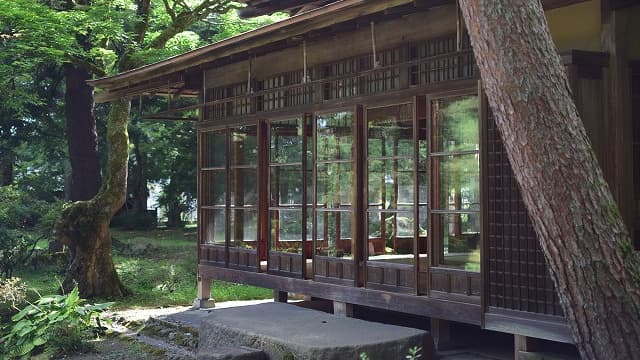 秋田県大館市の旅行で訪れた観光名所、鳥潟会館＿鞍馬石