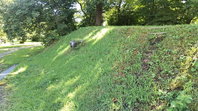 秋田県大館市の旅行で訪れた観光名所、桂城公園（大館城跡）土塁