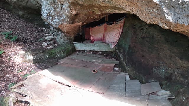 秋田県湯沢市の旅行で訪れた観光名所、岩井堂第２洞窟