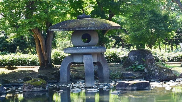 秋田県大仙市の旅行で訪れた観光名所、旧池田氏庭園＿雪見灯籠