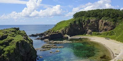 山形県酒田市の旅行で訪れた観光名所、飛島の海岸