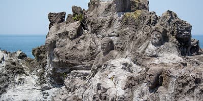 山形県飽海郡の旅行で訪れた観光名所、十六羅漢岩