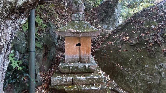 福島県石川郡の旅行で訪れた観光名所、須釜東福寺舎利石塔