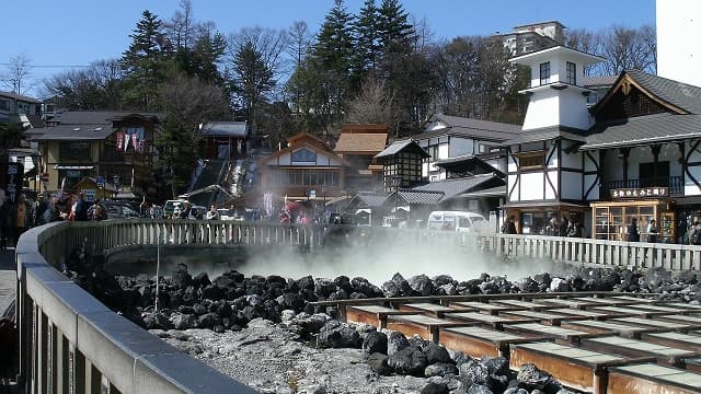 群馬県吾妻郡の旅行で訪れた観光名所、草津温泉郷の湯畑