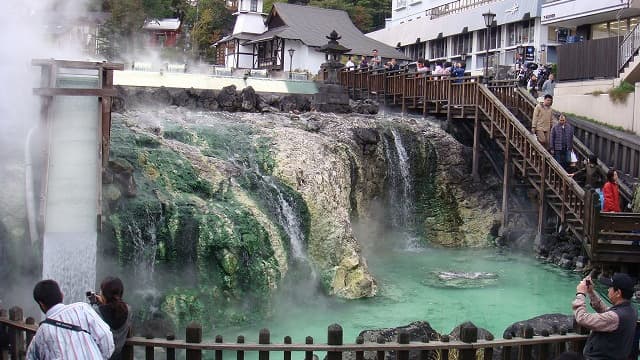 群馬県吾妻郡の旅行で訪れた観光名所、草津温泉郷の湯滝