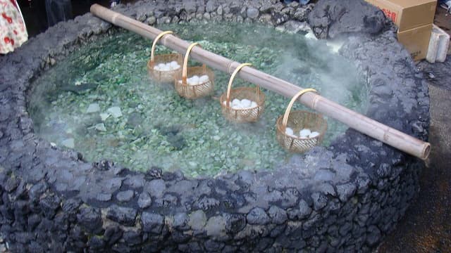 群馬県吾妻郡の旅行で訪れた観光名所、西の河原公園の温泉たまご