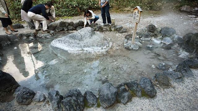 群馬県吾妻郡の旅行で訪れた観光名所、西の河原公園の鬼の茶釜