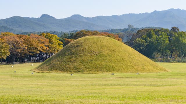 埼玉県行田市の旅行で訪れた観光名所、円墳