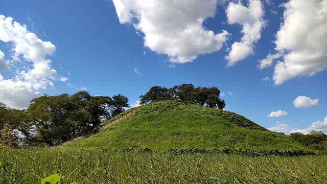 埼玉県行田市の旅行で訪れた観光名所、埼玉古墳群の丸墓山古墳