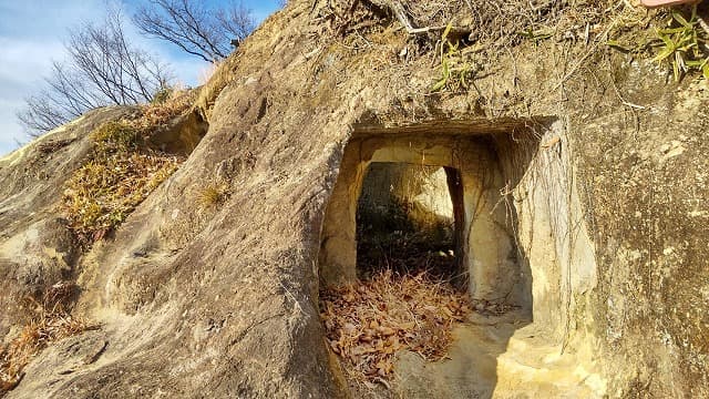 埼玉県比企郡の旅行で訪れた観光名所、吉見百穴の横穴墓